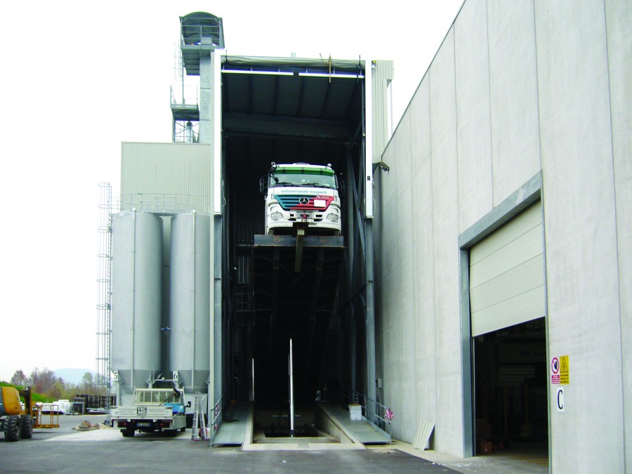 Porta ad impacchettamento rapido speed-pack, installata a 15 mt di altezza su struttura in carpenteria per copertura rampa d’accesso vasca di scarico sabbie speciali
